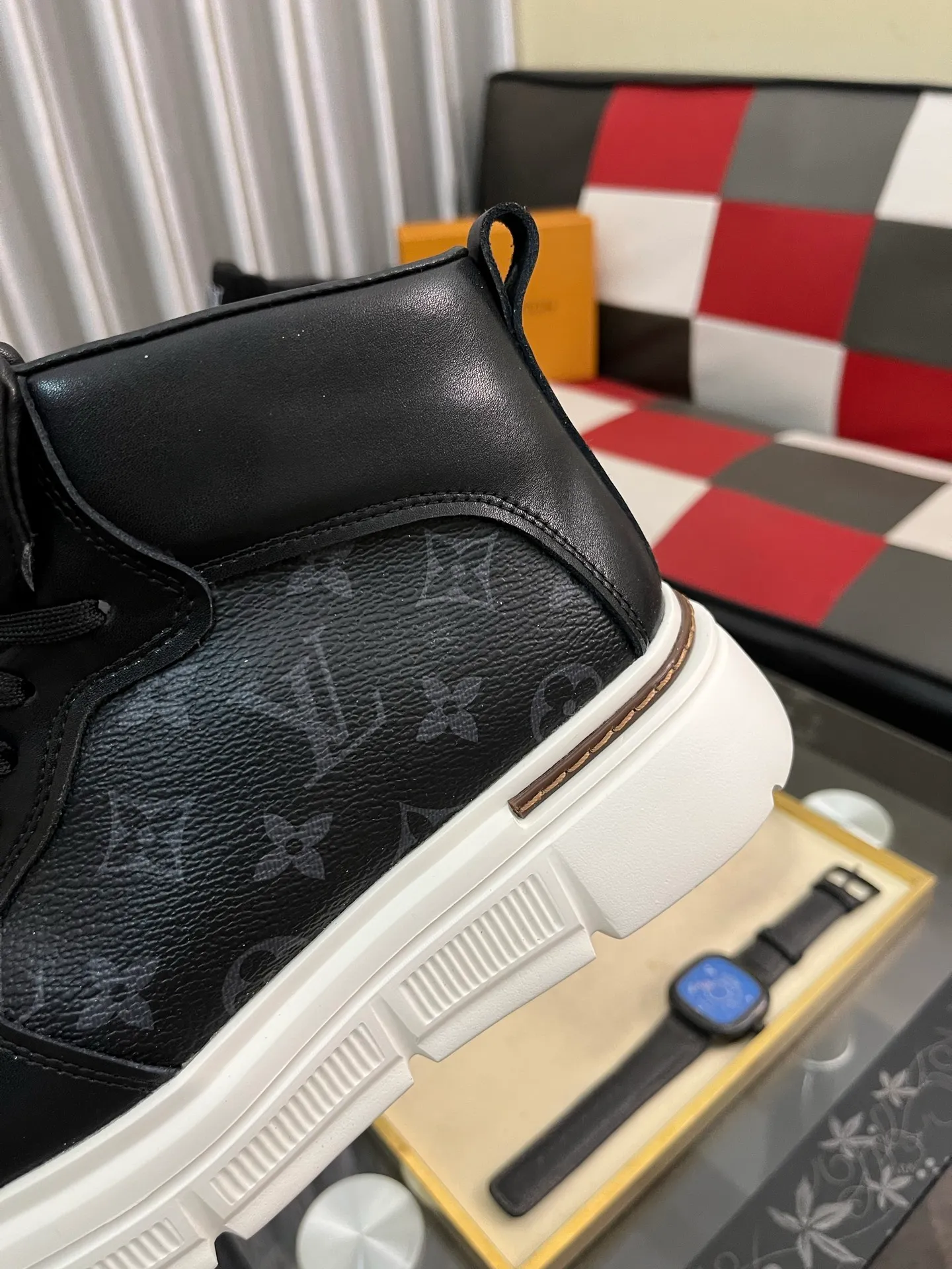 Men's shoes 💰420⌚️⌚️《Louis vuitton/LV Louis Vuitton》original quality.~ Unique modern style sneakers. 🏃A must-have casual shoe for trendy men😍😍 Original brand imported from Italy, imported original leather, cow lining (refuses to discolor and grind feet) Sole: Original sole specially provided by the original factory, French lazy style design Size: 38-442️⃣Colors available